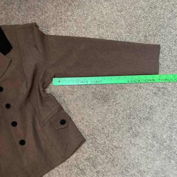 Professional look suit, lightweight, suede collar and buttons. - Picture 6 of 8